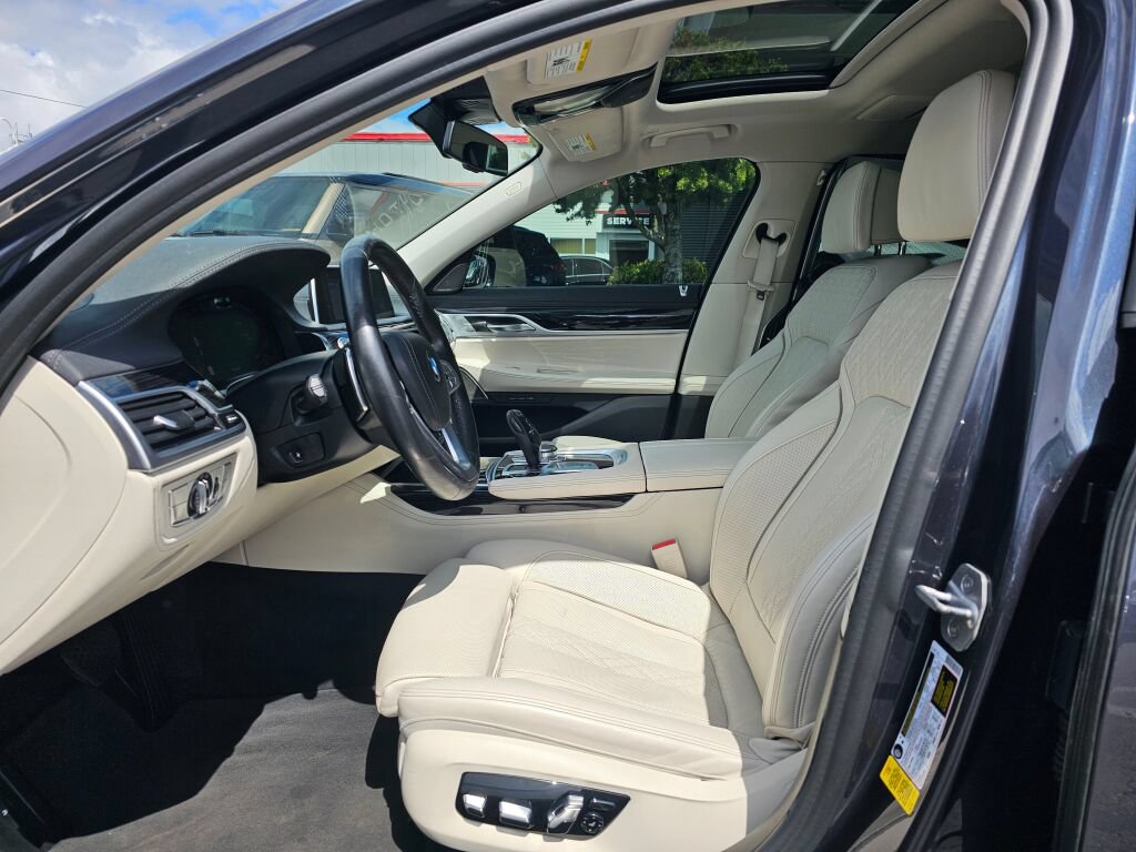 Used 2020 BMW 740i w/ Premium Package RWD image 23