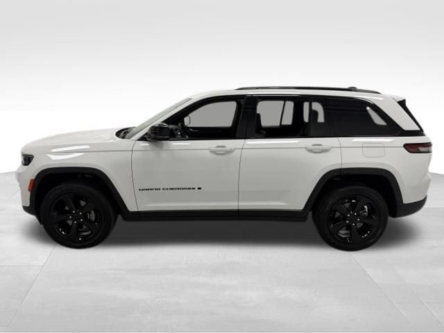 Used 2023 Jeep Grand Cherokee Altitude AWD/4WD image 3