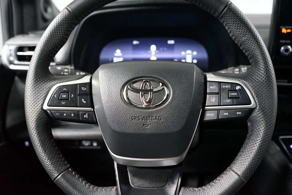 Used 2025 Toyota Sienna Limited image 12