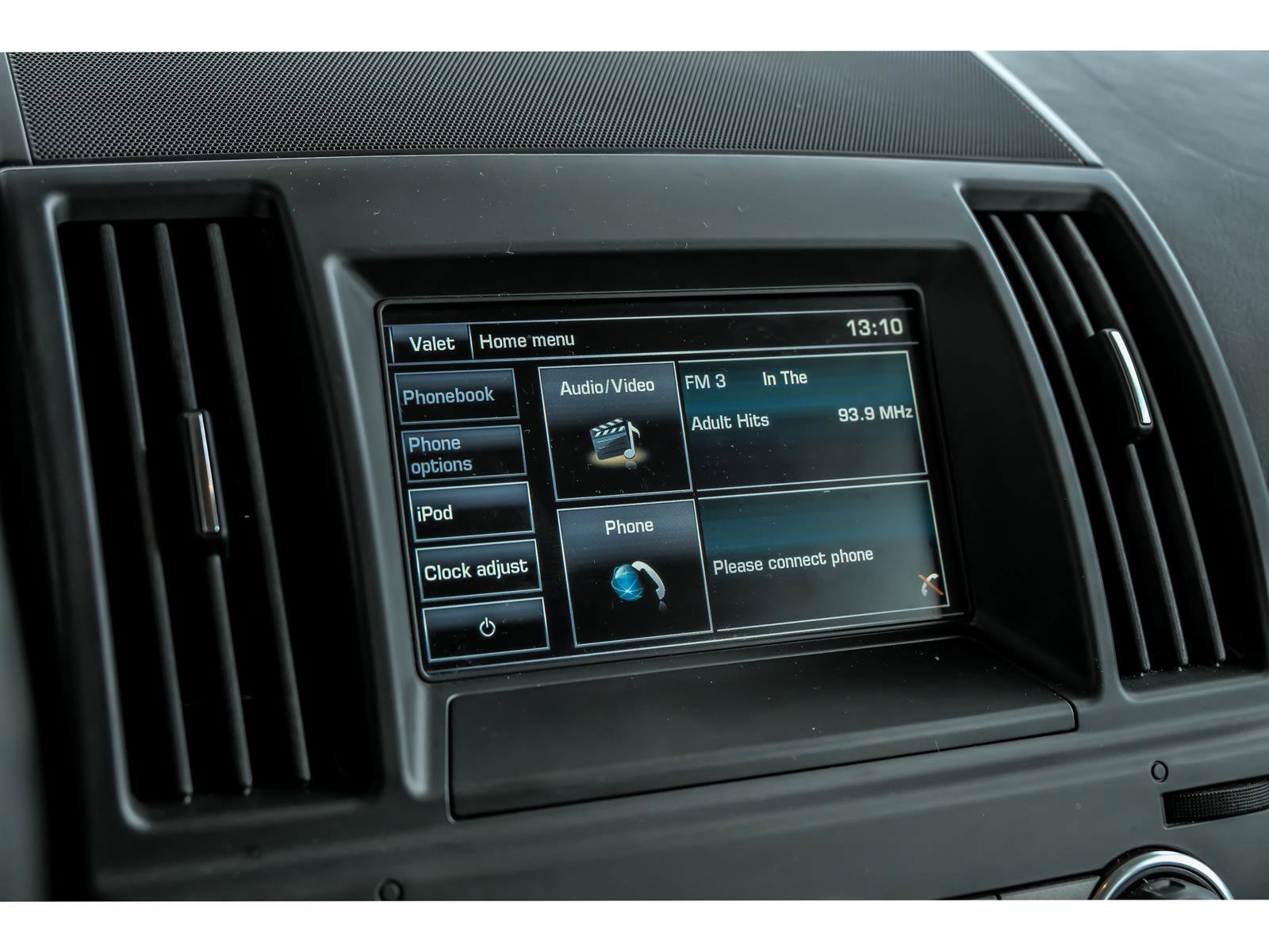 Used 2014 Land Rover LR2 image 19