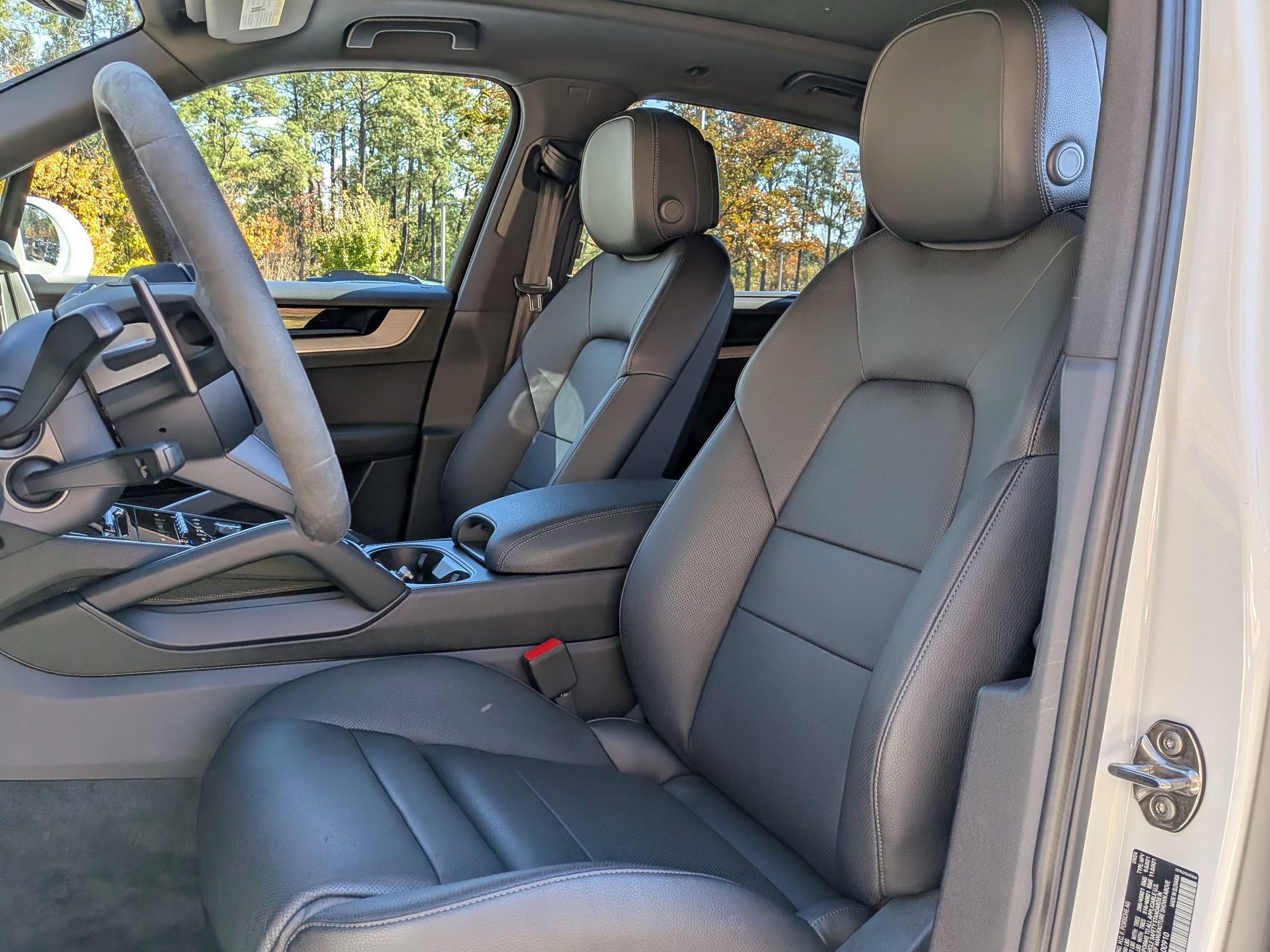 Certified 2025 Porsche Cayenne AWD/4WD image 5