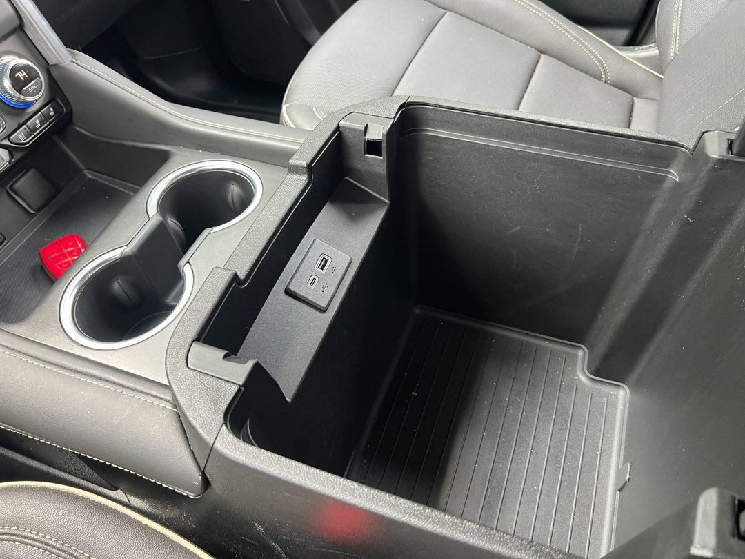 Used 2024 GMC Yukon SLT w/ SLT Luxury Package image 28