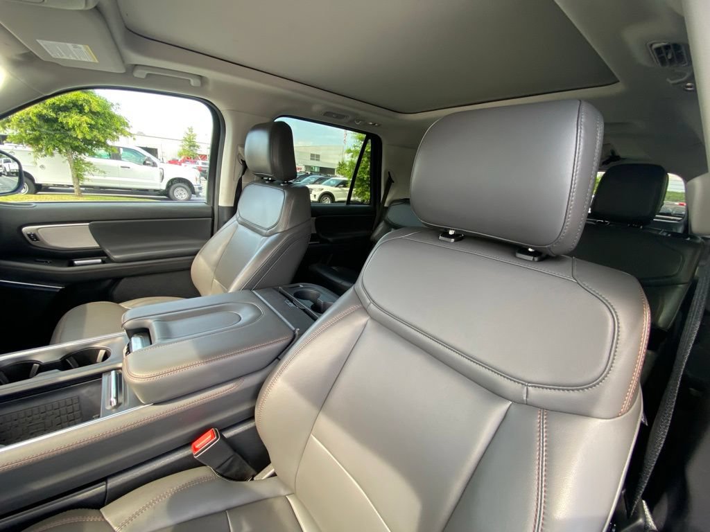 Used 2025 Ford Expedition Active AWD/4WD image 21