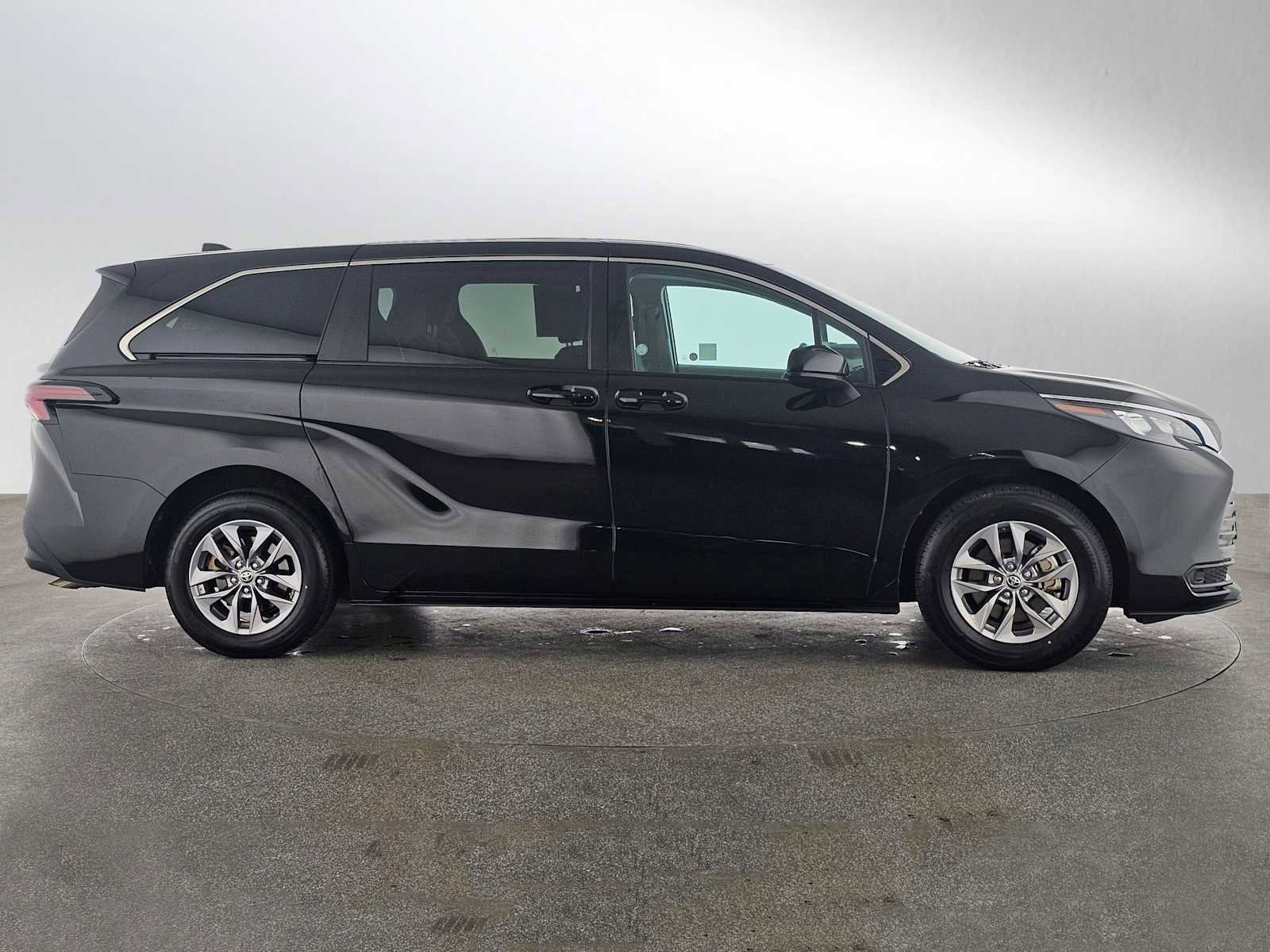 Used 2024 Toyota Sienna LE image 2
