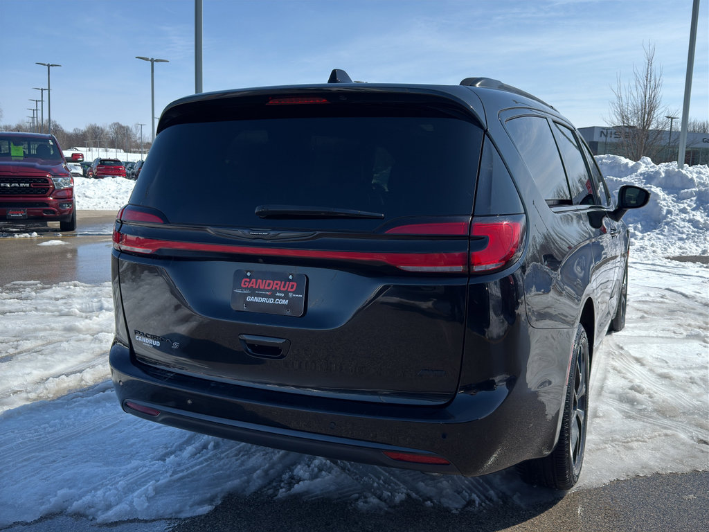 Used 2023 Chrysler Pacifica Touring-L w/ S Appearance Package image 5