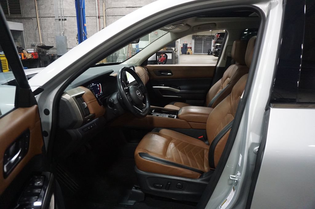 Used 2023 Nissan Pathfinder Platinum AWD/4WD image 2