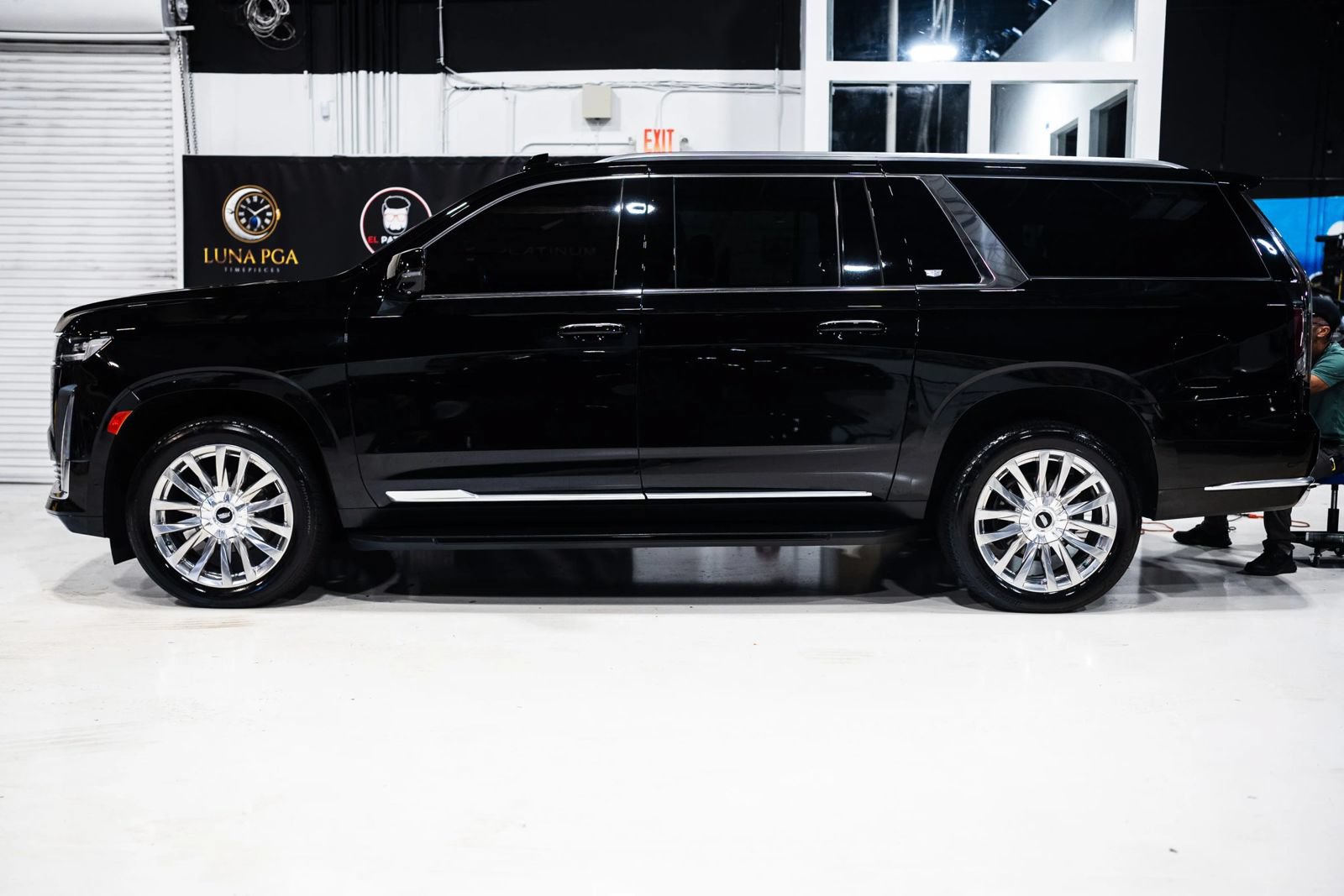 Used 2021 Cadillac Escalade ESV Premium Luxury w/ LPO, Floor Liner Package AWD/4WD image 4