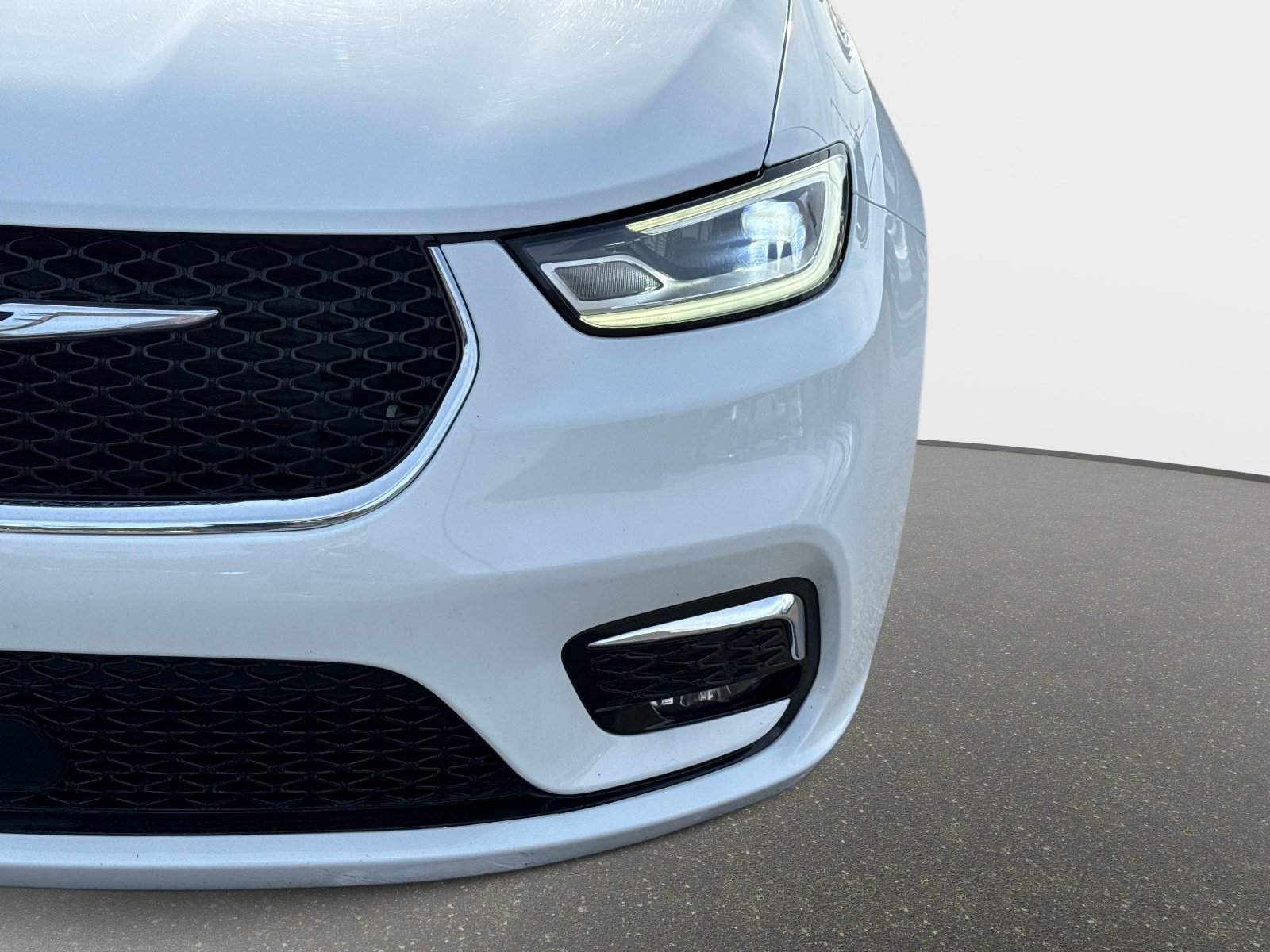 Used 2023 Chrysler Pacifica Touring-L image 10