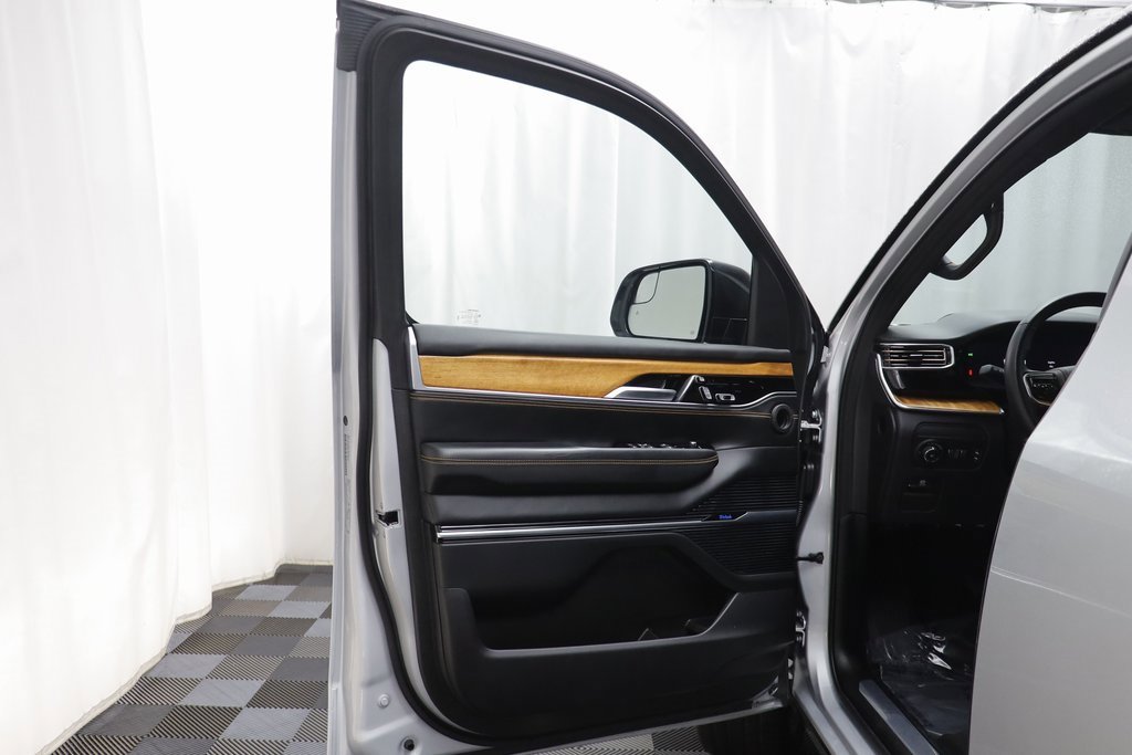 Used 2024 Jeep Grand Wagoneer L Series III image 4