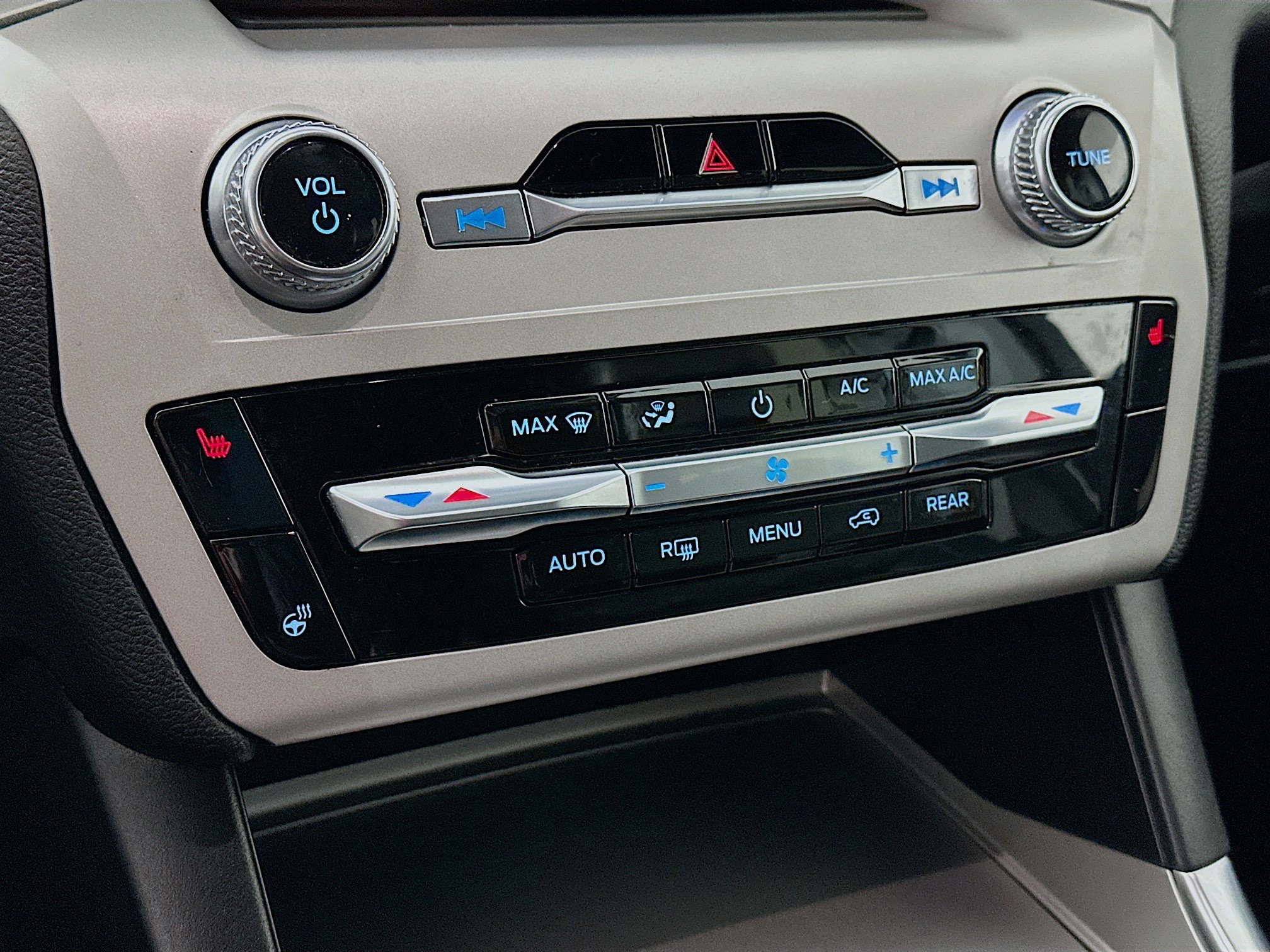 Used 2024 Ford Explorer XLT w/ Equipment Group 202A image 23