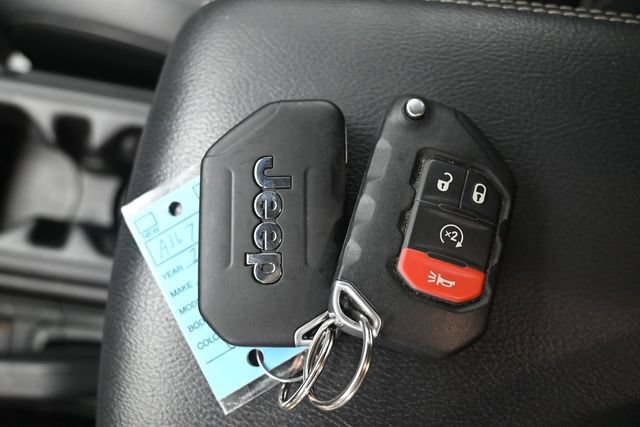 Used 2023 Jeep Wrangler Unlimited Sahara w/ Cold Weather Group AWD/4WD image 16