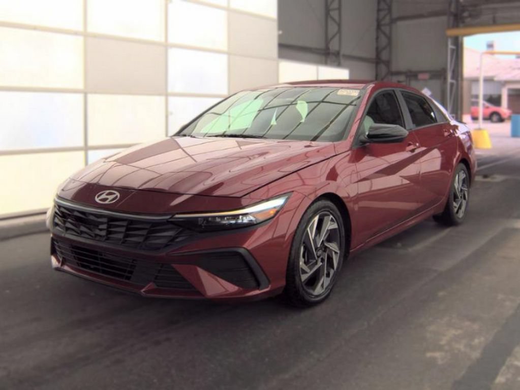 Used 2025 Hyundai Elantra Sport FWD image 2