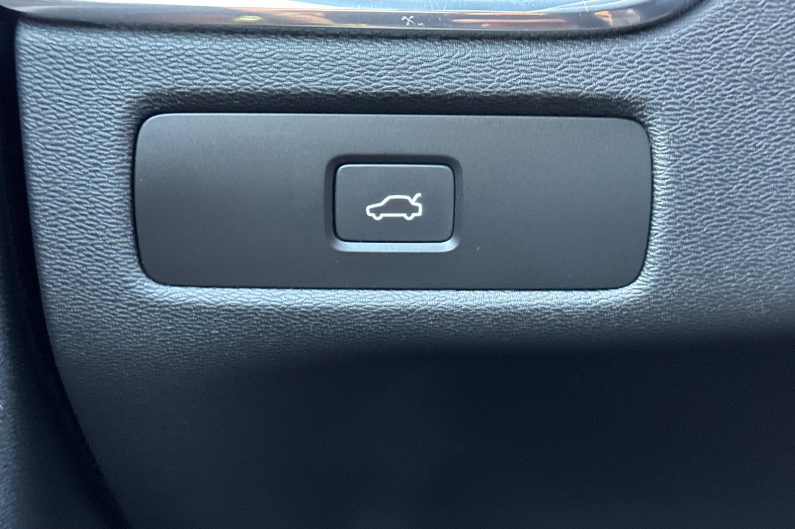 Certified 2023 Volvo XC60 B5 Plus w/ Protection Package Premier FWD image 33