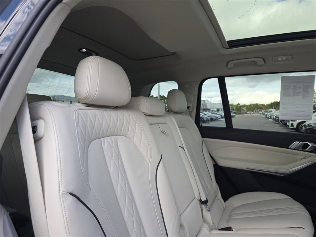Used 2022 BMW X7 xDrive40i w/ Premium Package image 14