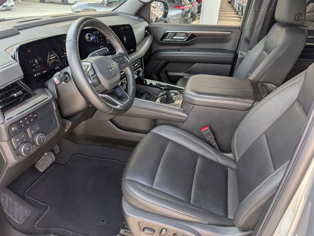 Used 2025 Chevrolet Suburban Z71 image 8