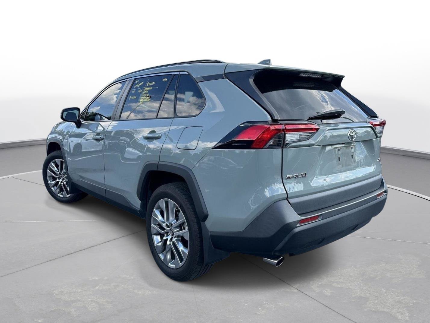 Used 2019 Toyota RAV4 XLE Premium FWD image 8