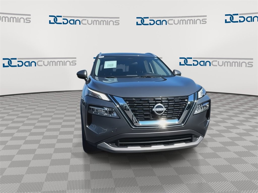 Used 2023 Nissan Rogue SV w/ SV Premium Package image 3