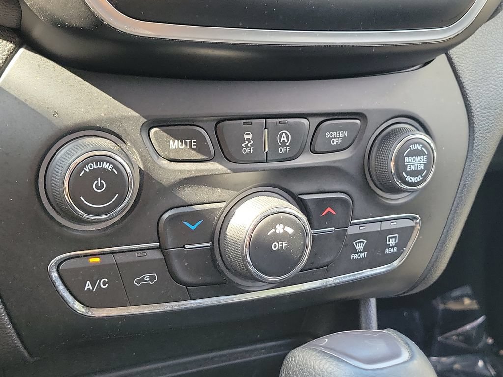 Used 2019 Jeep Cherokee Latitude w/ Popular Appearance Group FWD image 28