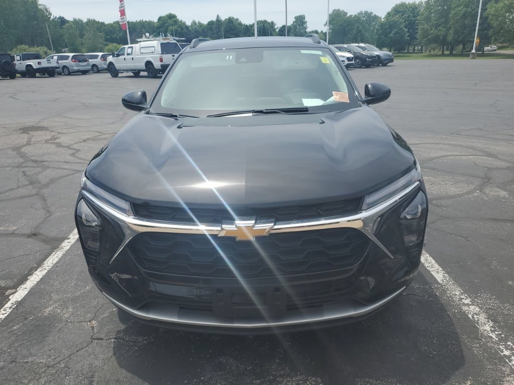 Used 2025 Chevrolet Trax LT w/ LT Convenience Package FWD image 3