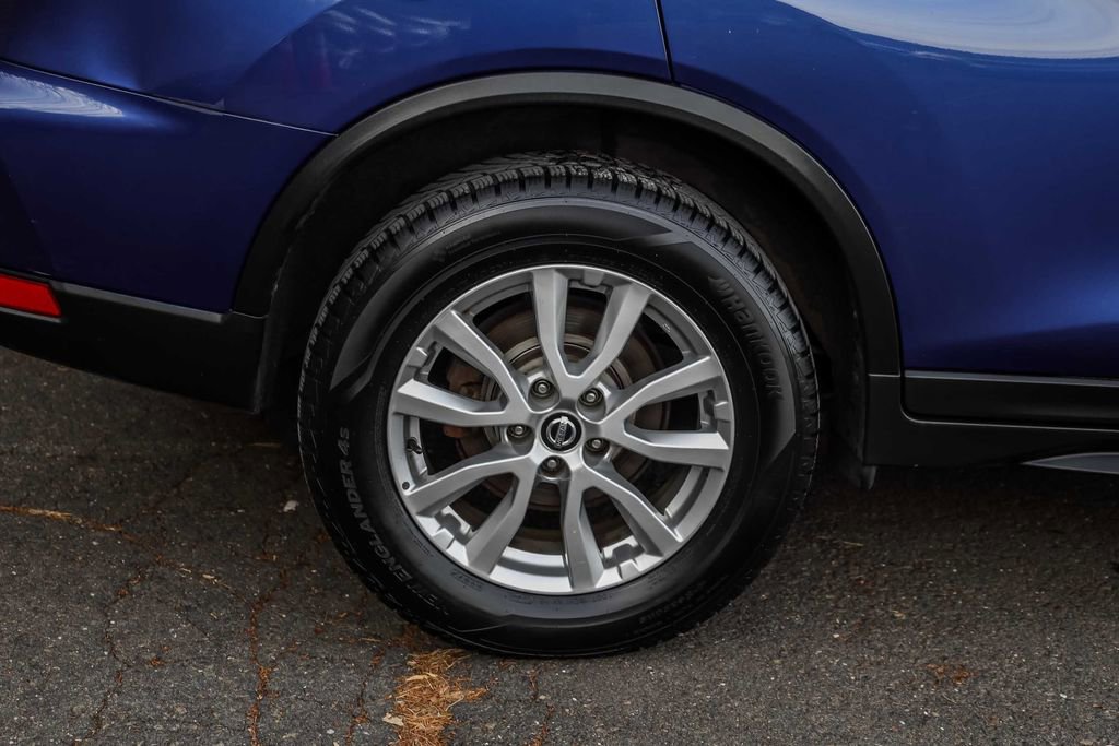 Used 2017 Nissan Rogue SV w/ SV Premium Package image 6