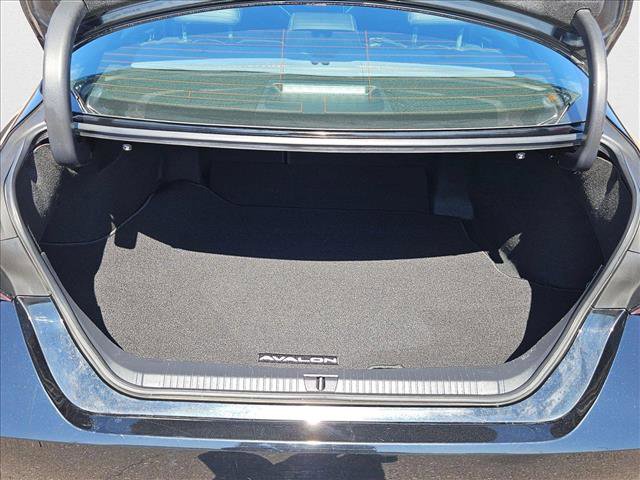 Used 2022 Toyota Avalon XSE image 6
