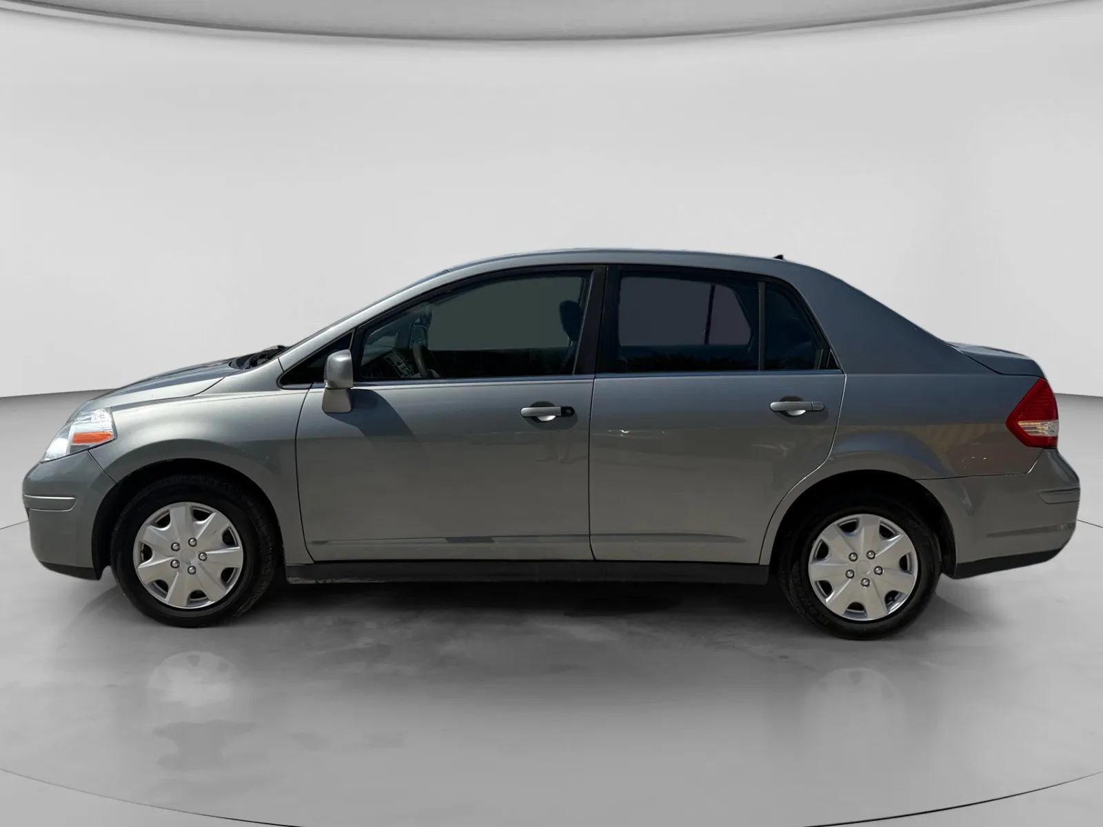 Used 2009 Nissan Versa 1.8 S FWD image 2