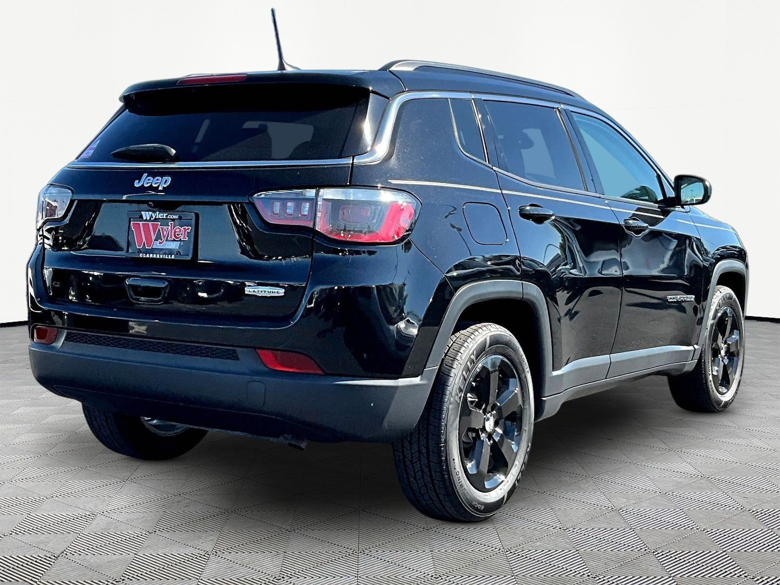 Used 2018 Jeep Compass Latitude w/ Popular Equipment Group FWD image 6