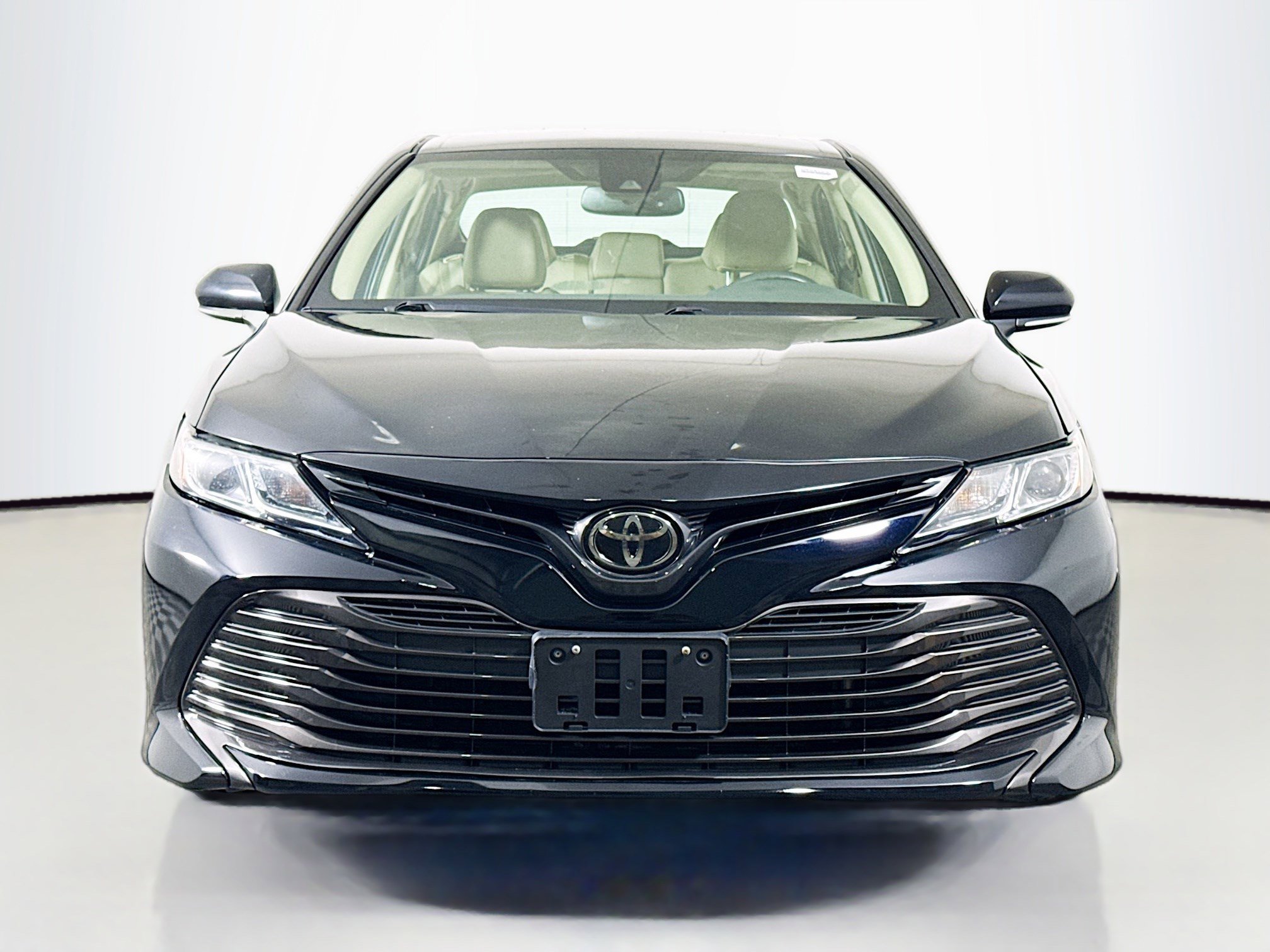 Used 2018 Toyota Camry LE w/ Convenience Package FWD image 2