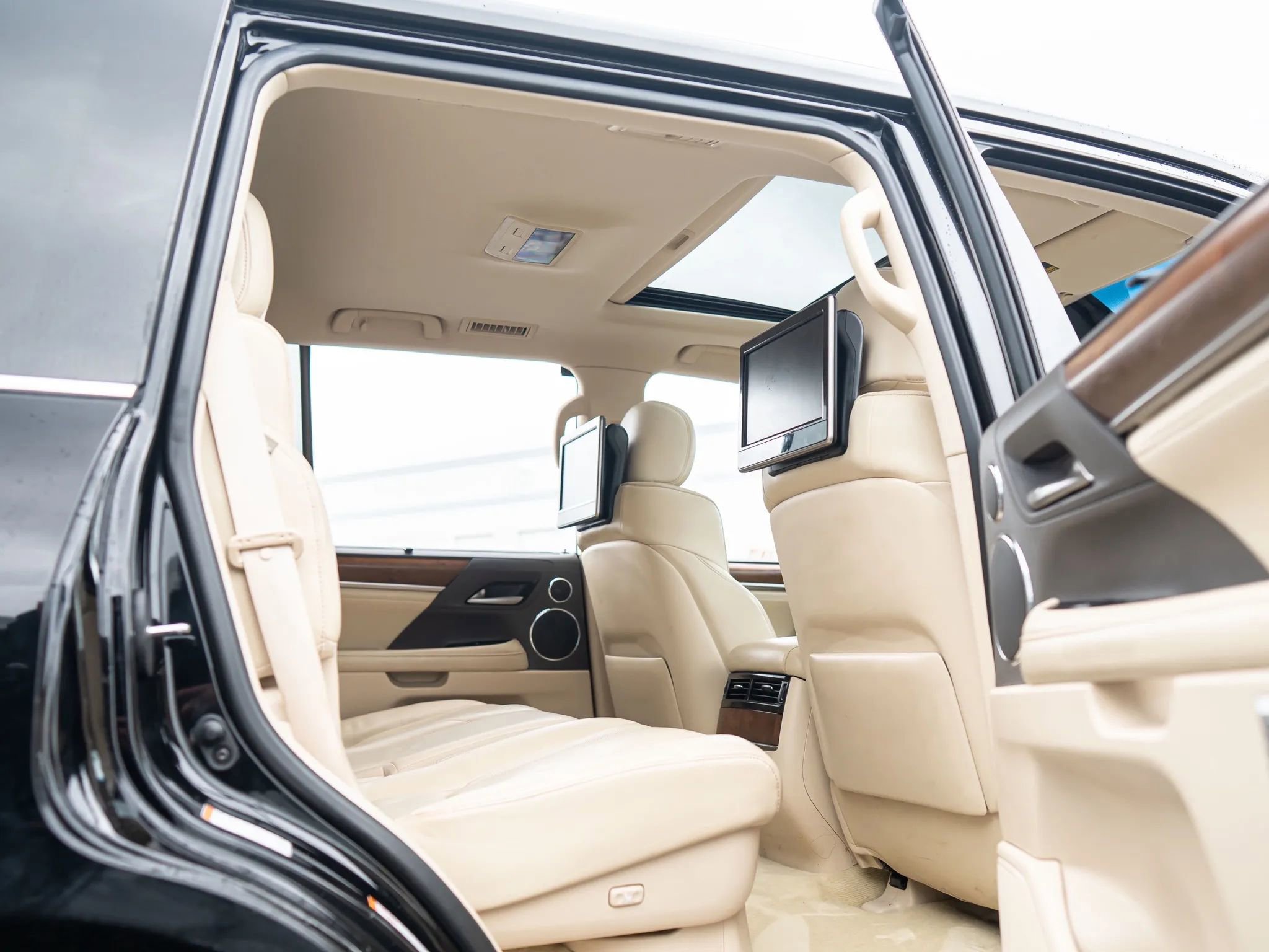 Used 2017 Lexus LX 570 4WD w/ Luxury Package image 20