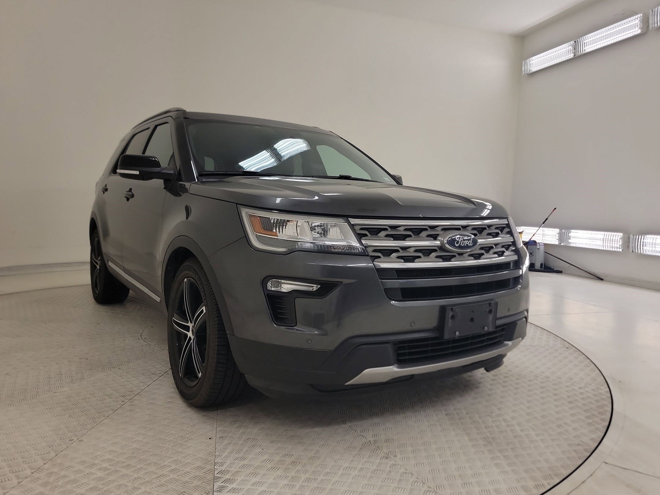 Used 2018 Ford Explorer XLT w/ Equipment Group 202A FWD image 5
