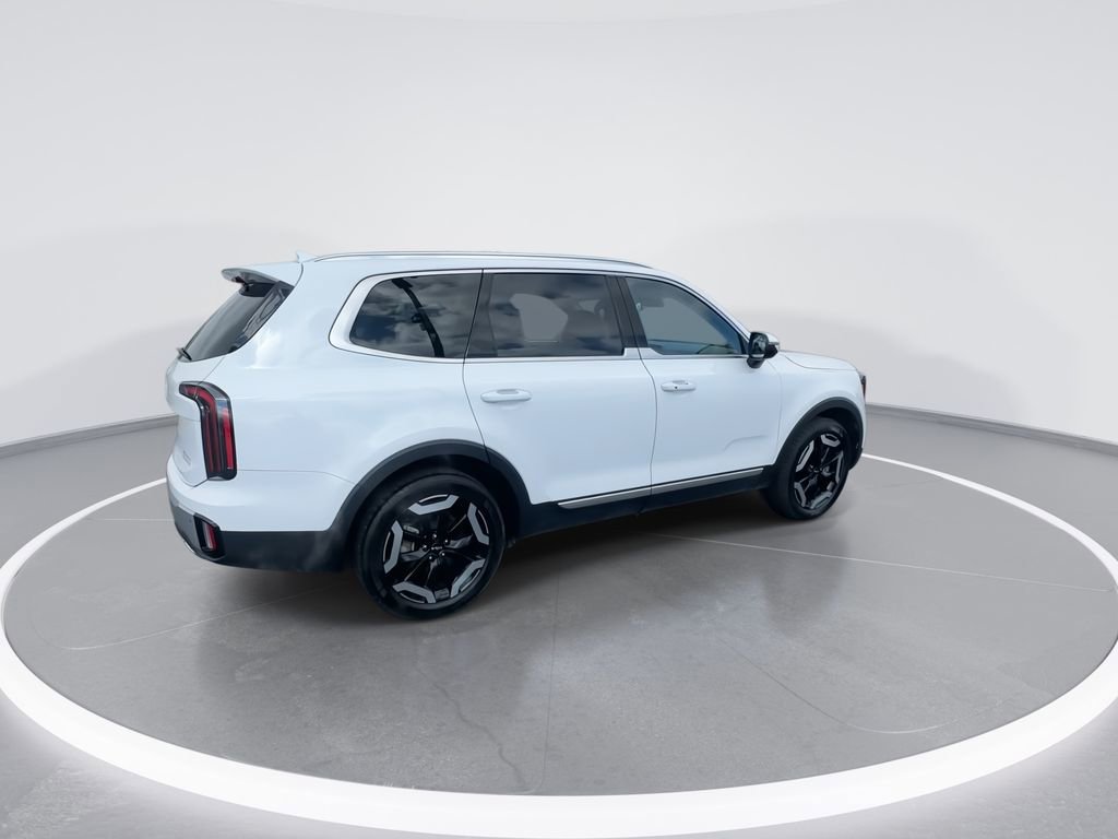 Used 2024 Kia Telluride EX w/ EX Captain's Chair Package image 8