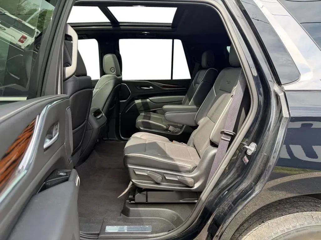Used 2023 Cadillac Escalade Premium Luxury AWD/4WD image 28