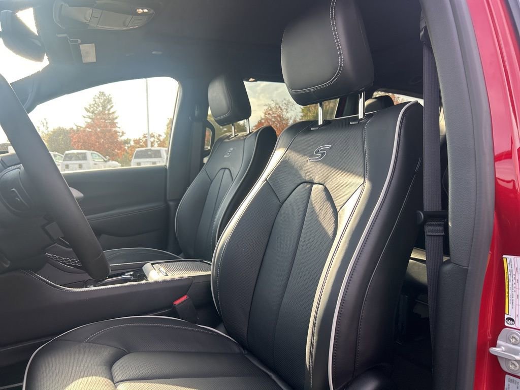 New 2026 Chrysler Pacifica Limited w/ S Appearance Package image 11