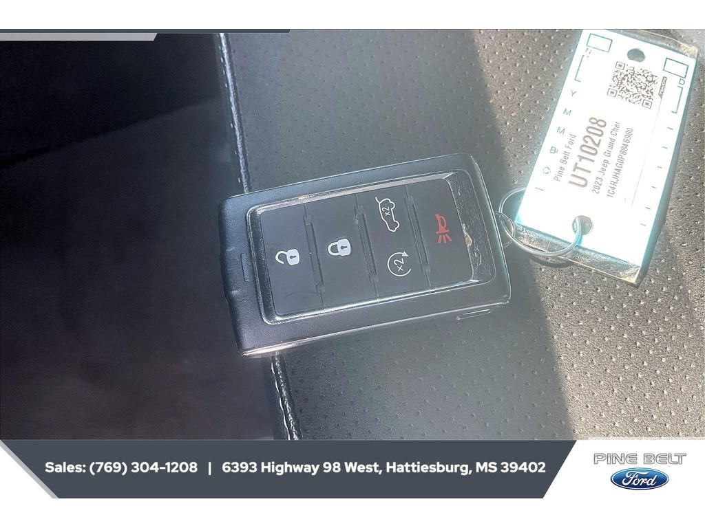 Used 2023 Jeep Grand Cherokee Altitude AWD/4WD image 9