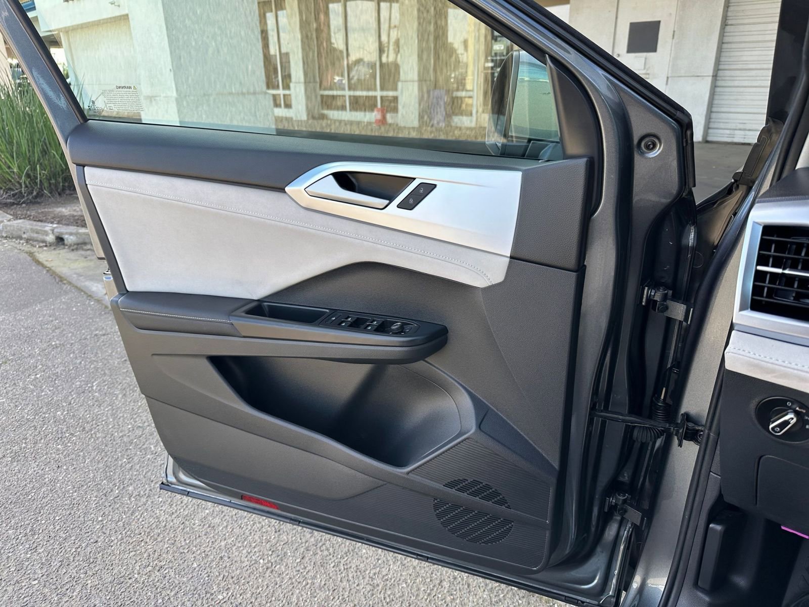 Used 2025 Volkswagen Taos SE image 18