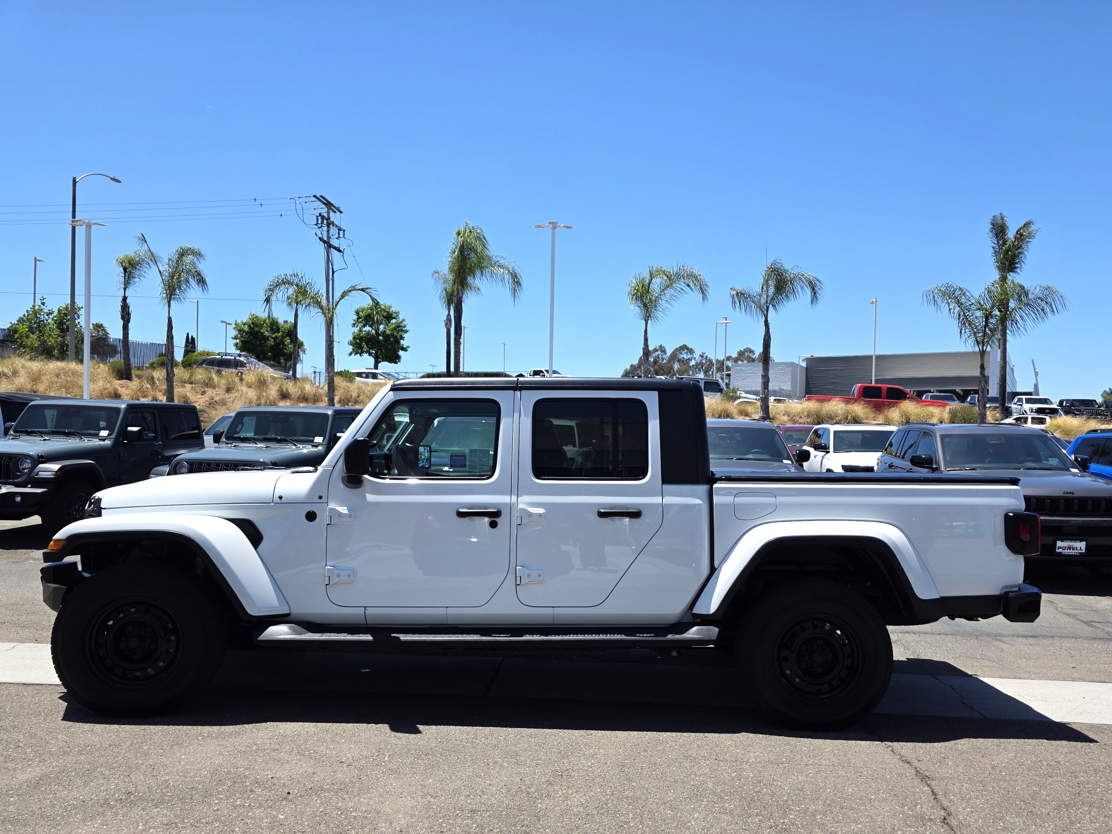Certified 2021 Jeep Gladiator Overland AWD/4WD image 2