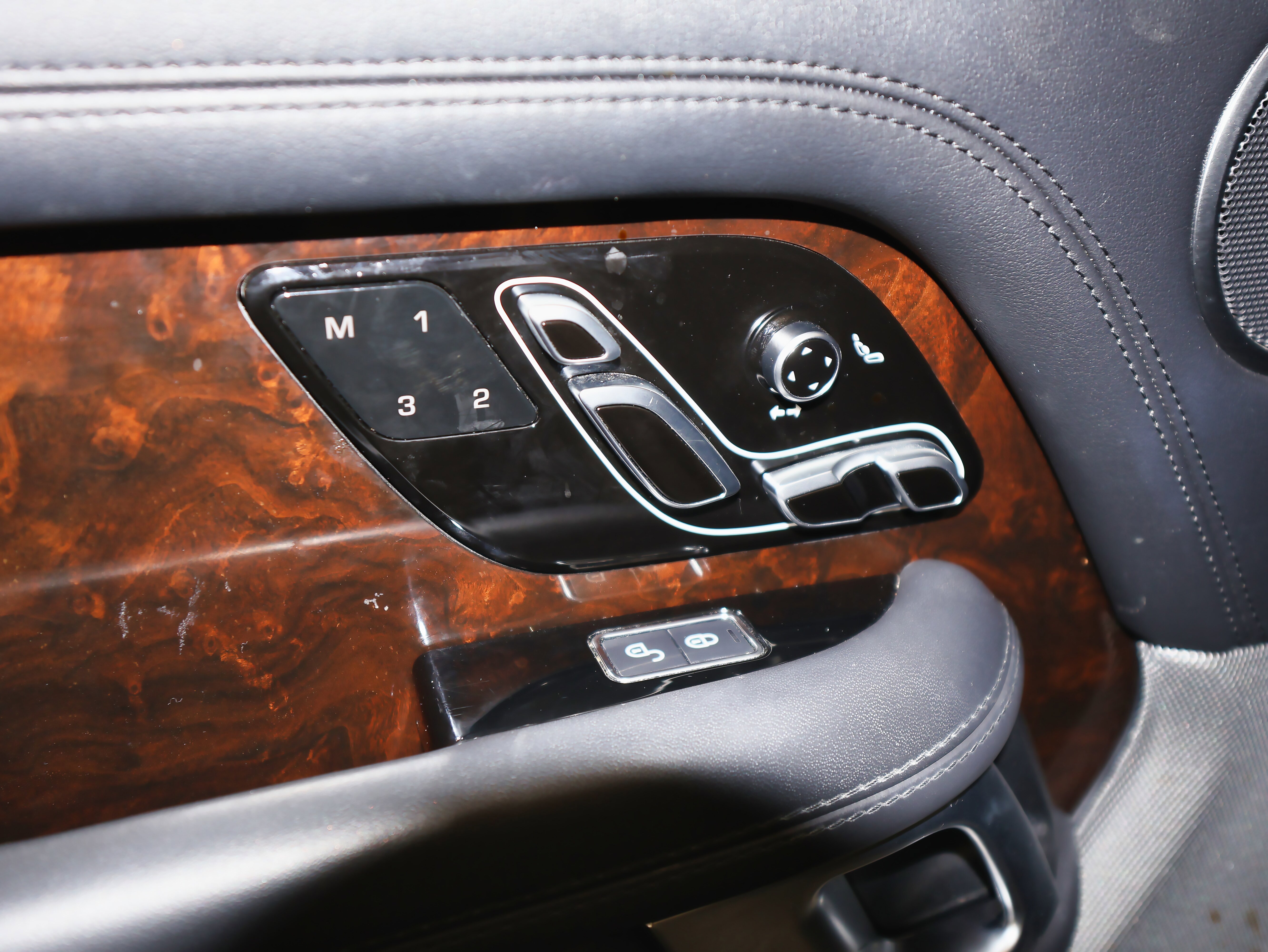 Used 2020 Land Rover Range Rover HSE image 22