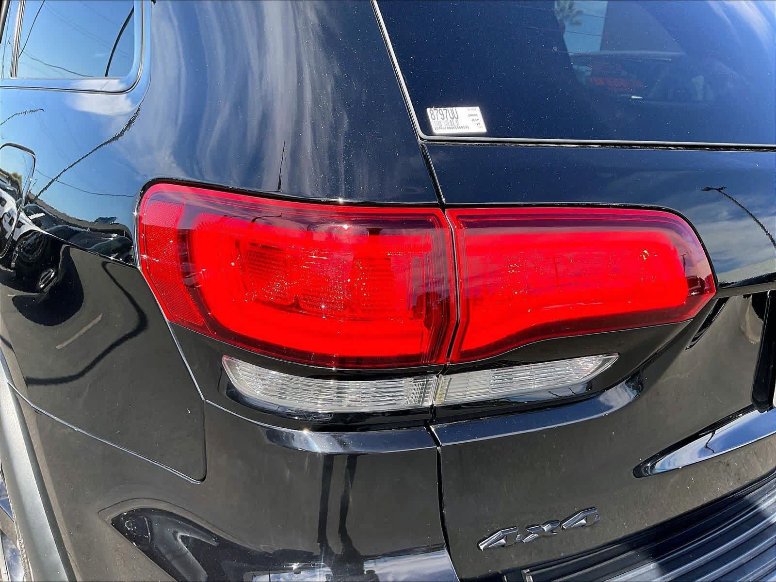 Used 2019 Jeep Grand Cherokee Laredo AWD/4WD image 32
