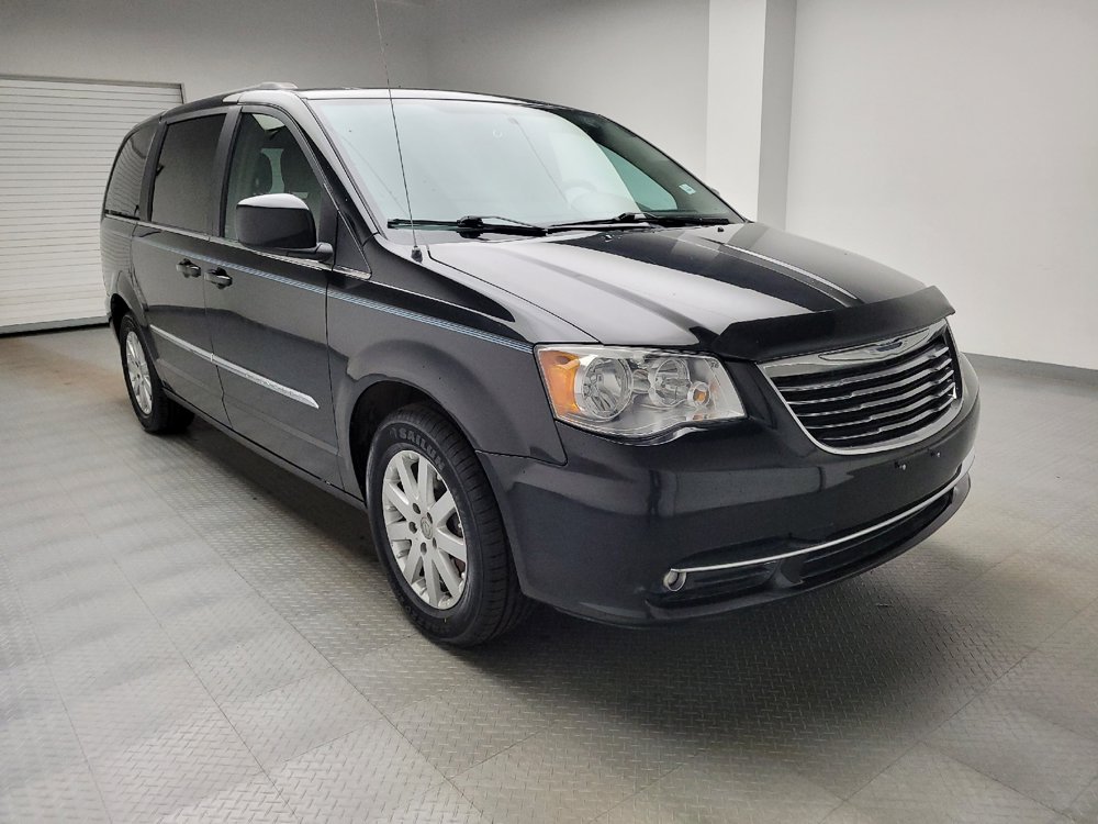 Used 2016 Chrysler Town & Country Touring FWD image 13