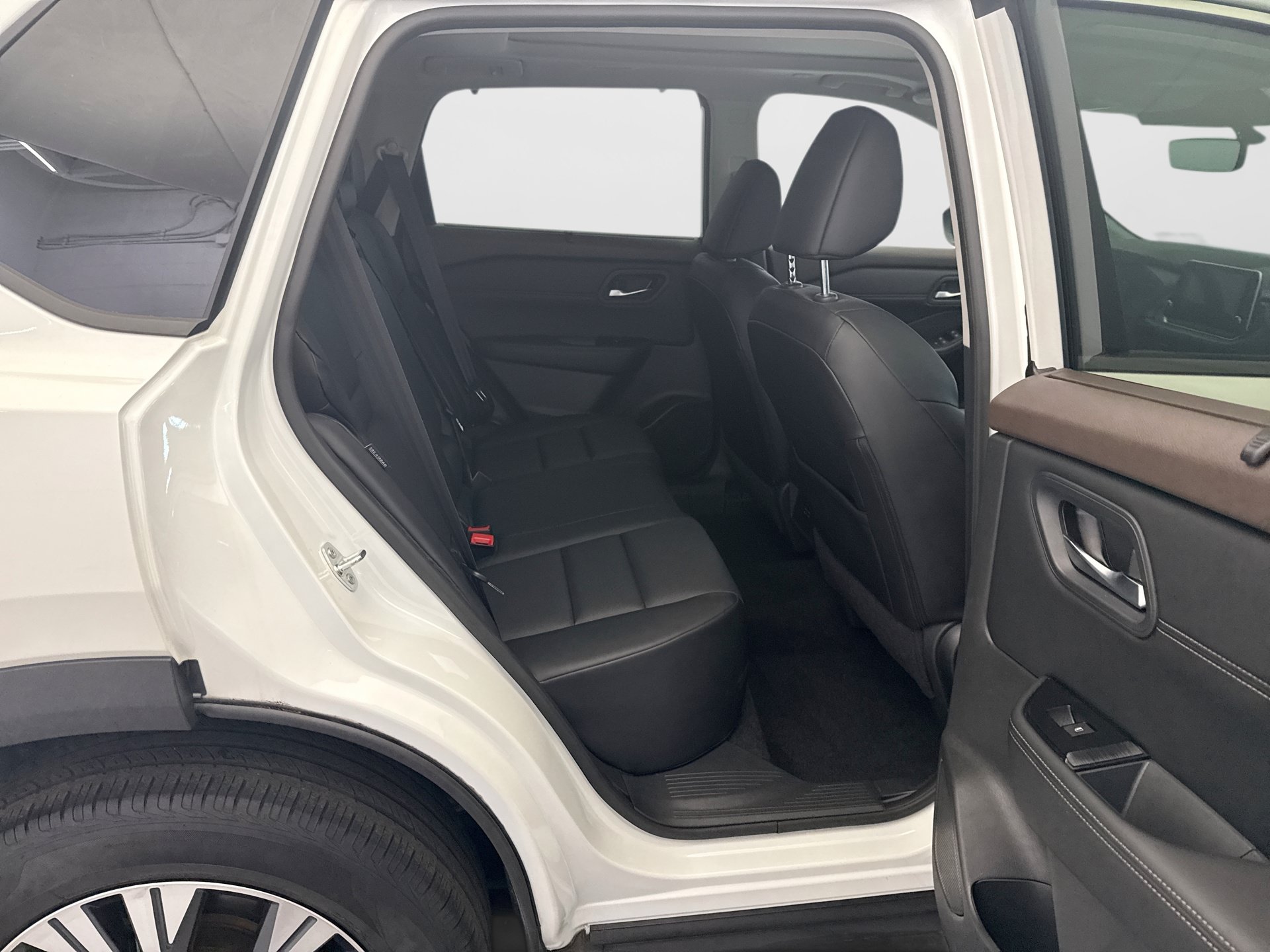 Used 2023 Nissan Rogue SV w/ SV Premium B Package AWD/4WD image 17