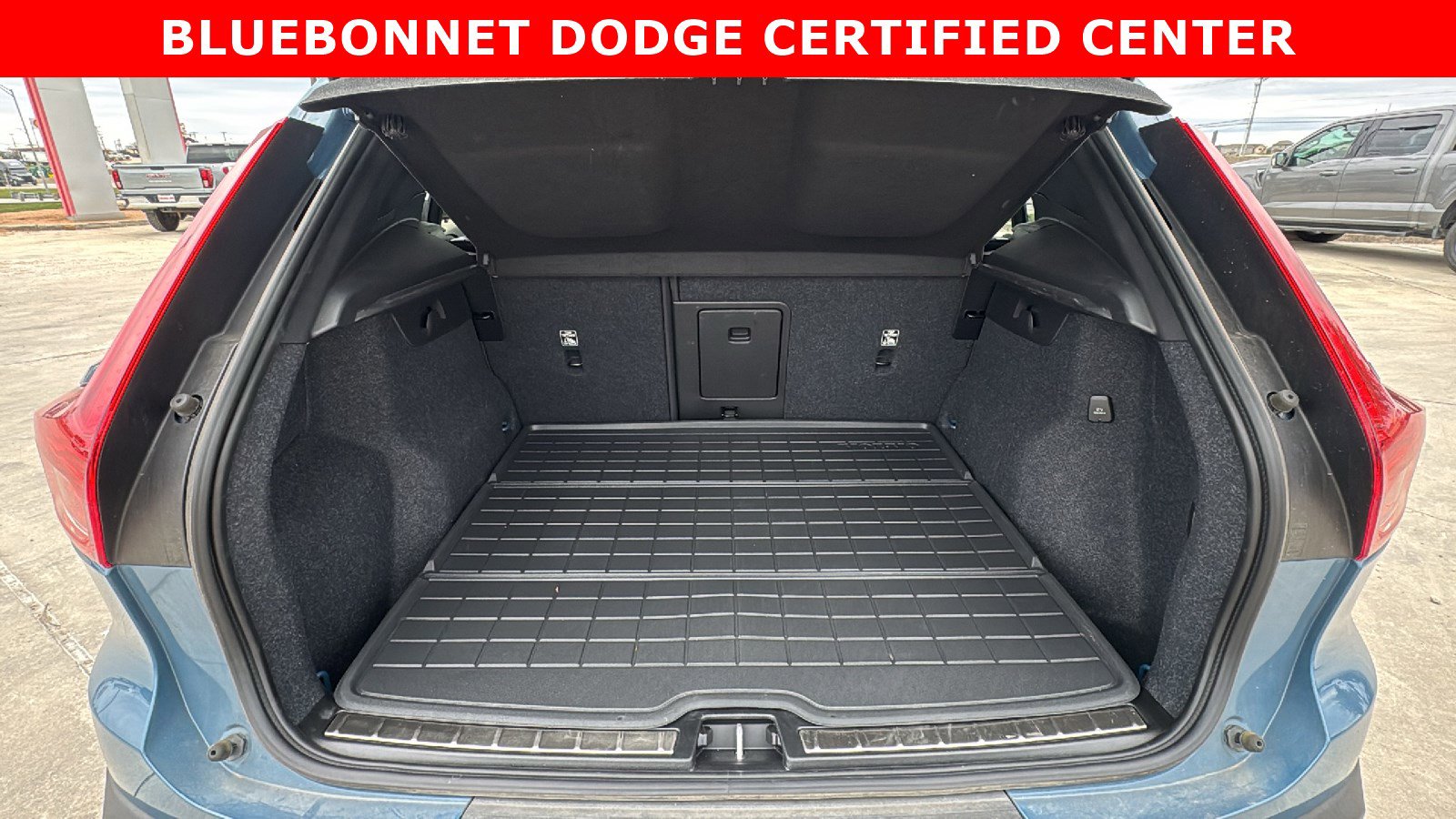 Used 2023 Volvo XC40 B5 Plus w/ Protection Package Premier image 24