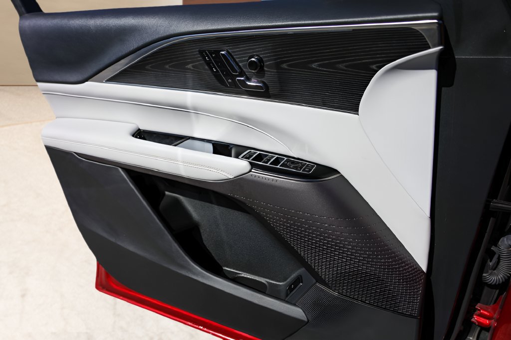 Certified 2024 Cadillac Lyriq Luxury RWD image 18