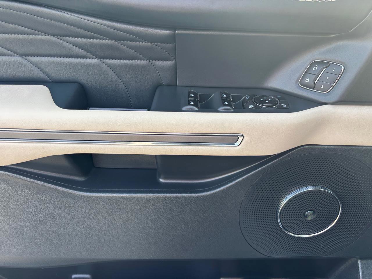 Used 2023 Ford Expedition Platinum image 8