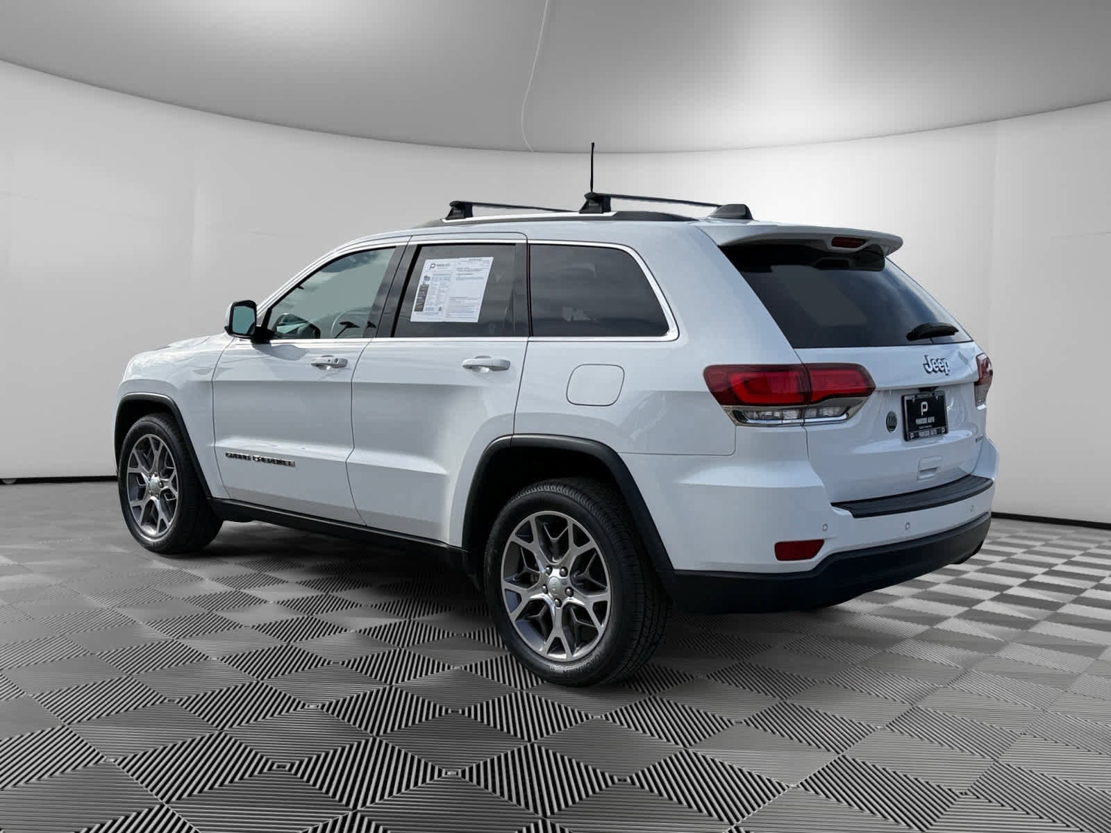 Used 2021 Jeep Grand Cherokee Laredo image 3