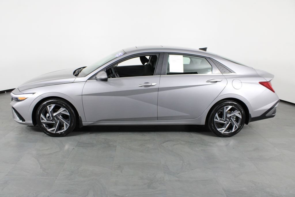 Used 2025 Hyundai Elantra SEL image 10