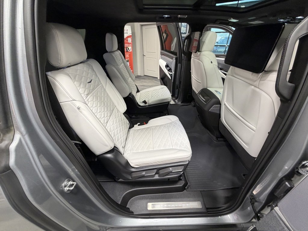 Used 2025 Cadillac Escalade ESV V image 59