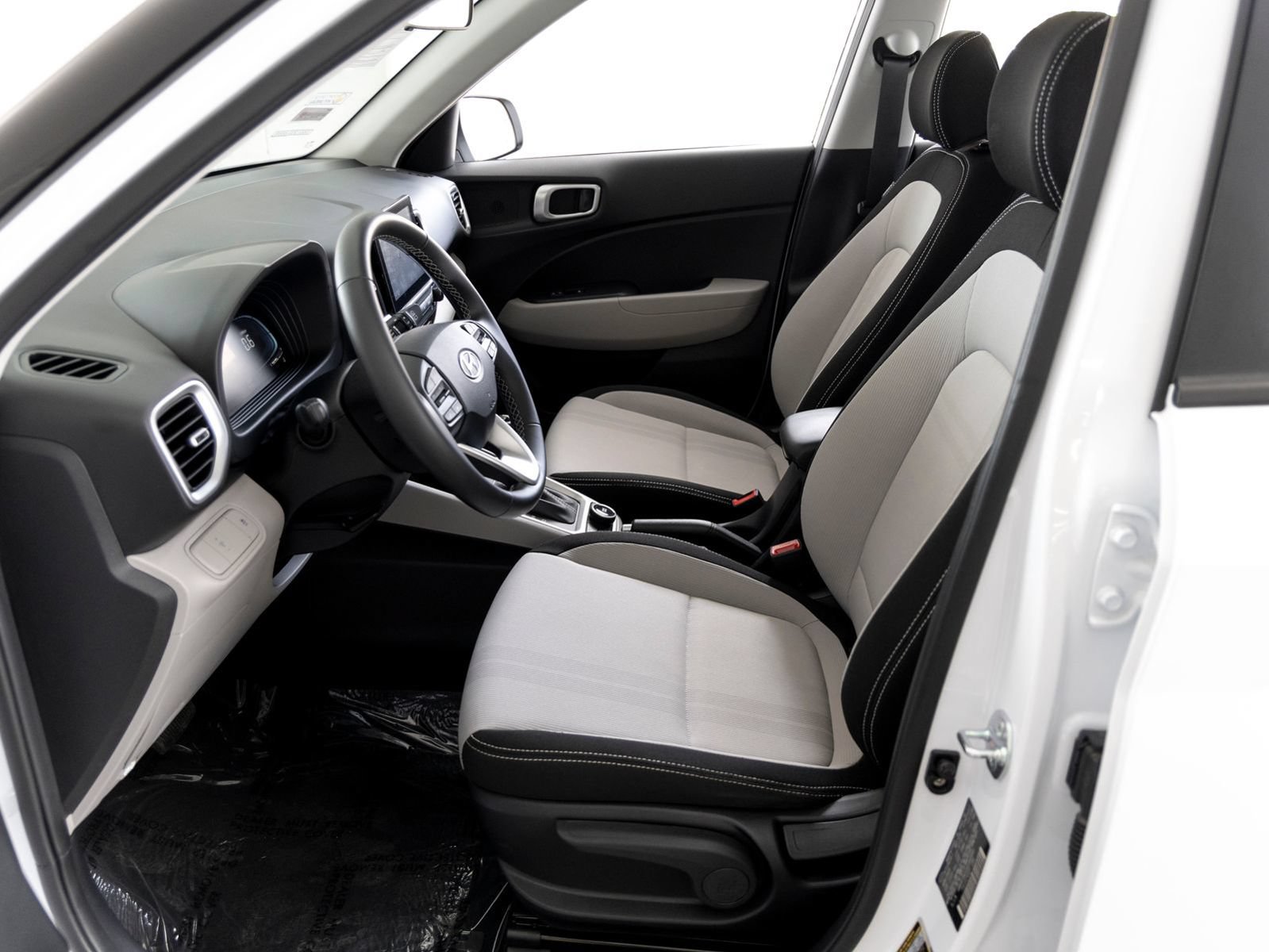 Used 2025 Hyundai Venue SEL FWD image 11
