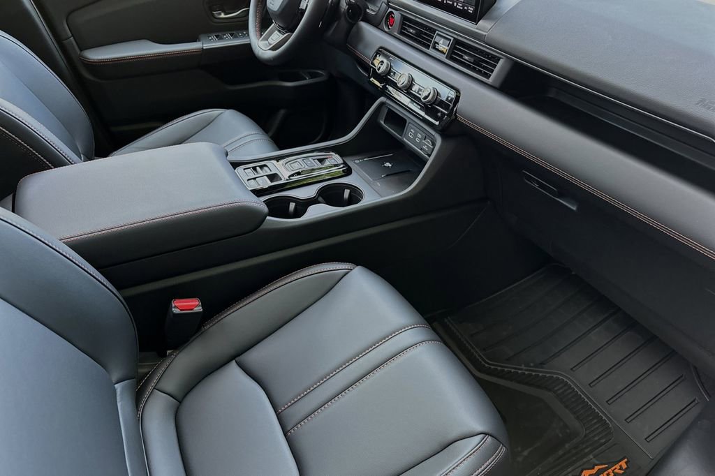 Used 2025 Honda Pilot TrailSport image 14