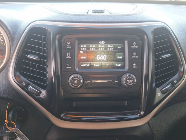 Used 2018 Jeep Cherokee Latitude FWD image 12