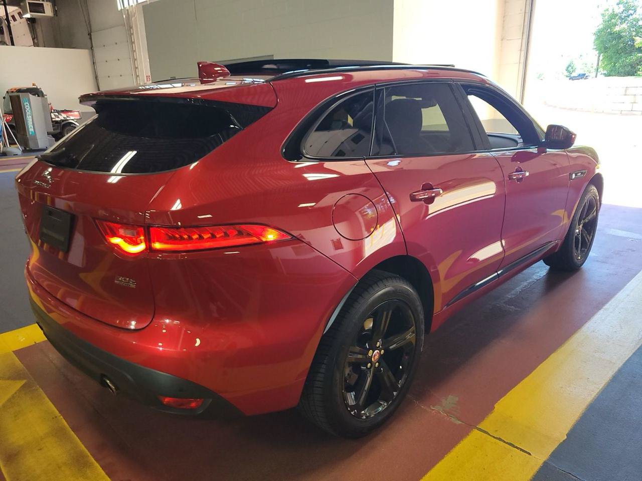 Used 2019 Jaguar F-PACE R-Sport AWD/4WD image 4